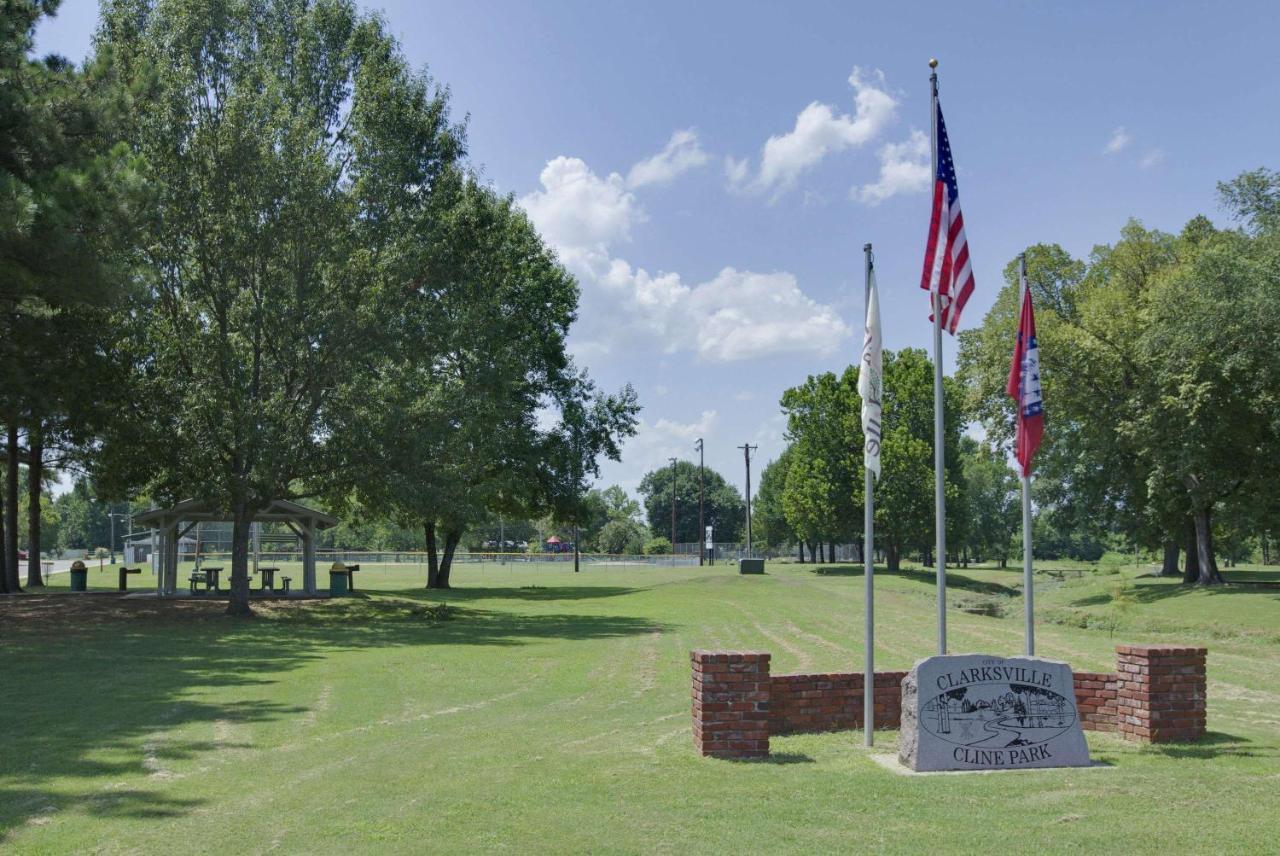 Super 8 By Wyndham Clarksville Ar Exterior foto